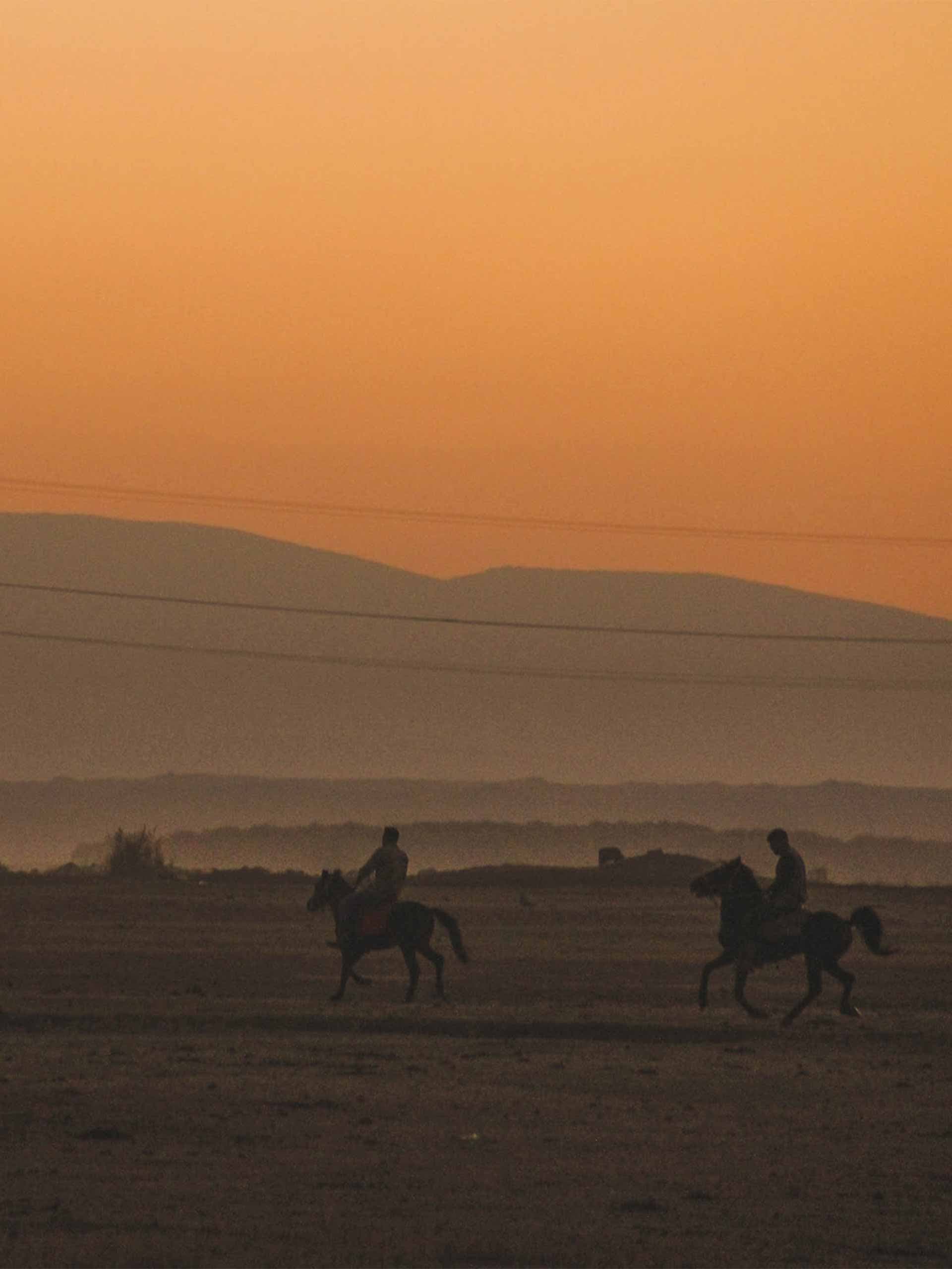 mens-western-holding-yusuf-onuk-unsplash