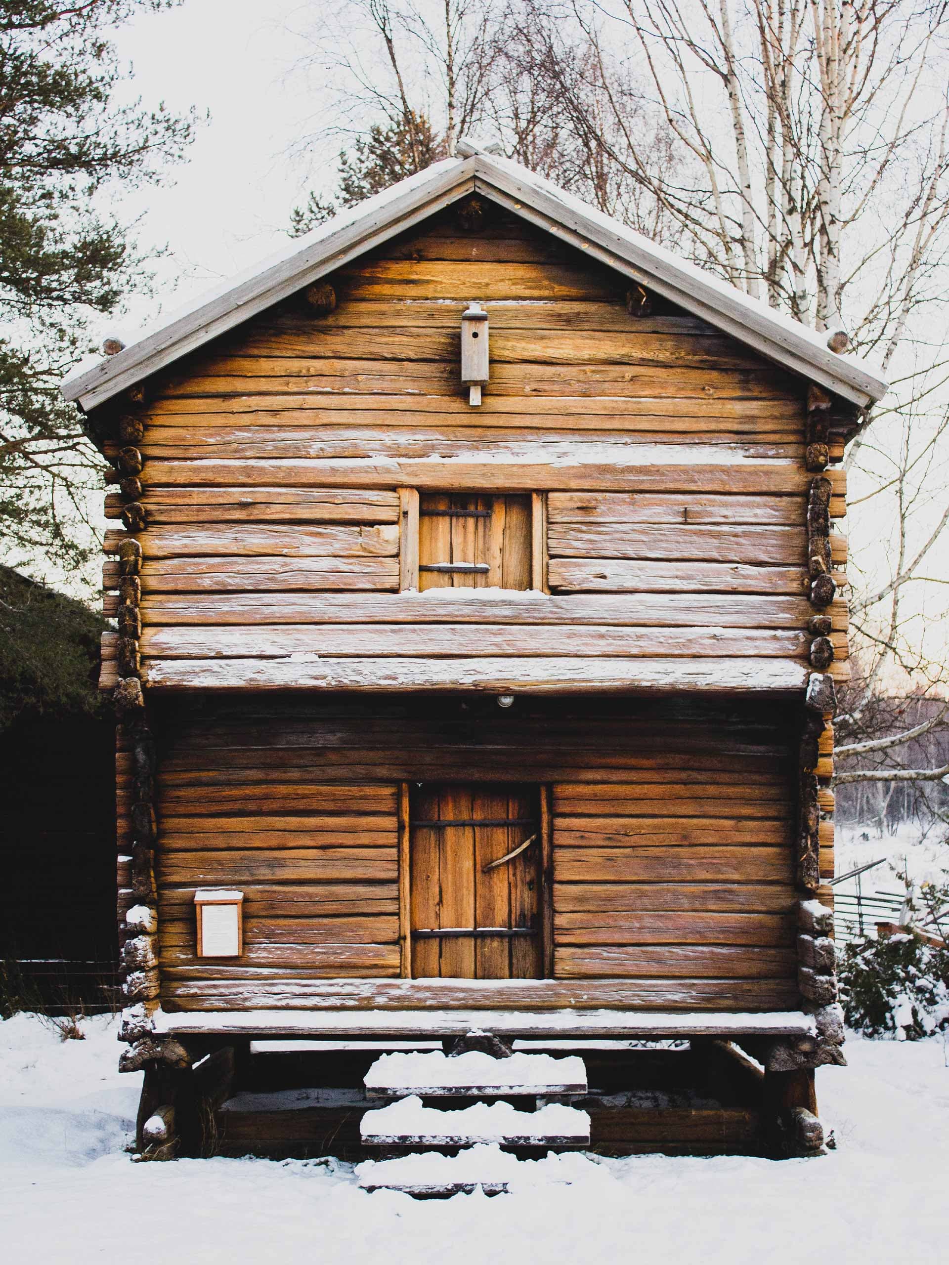 chalet-holding-ethan-sykes-unsplash