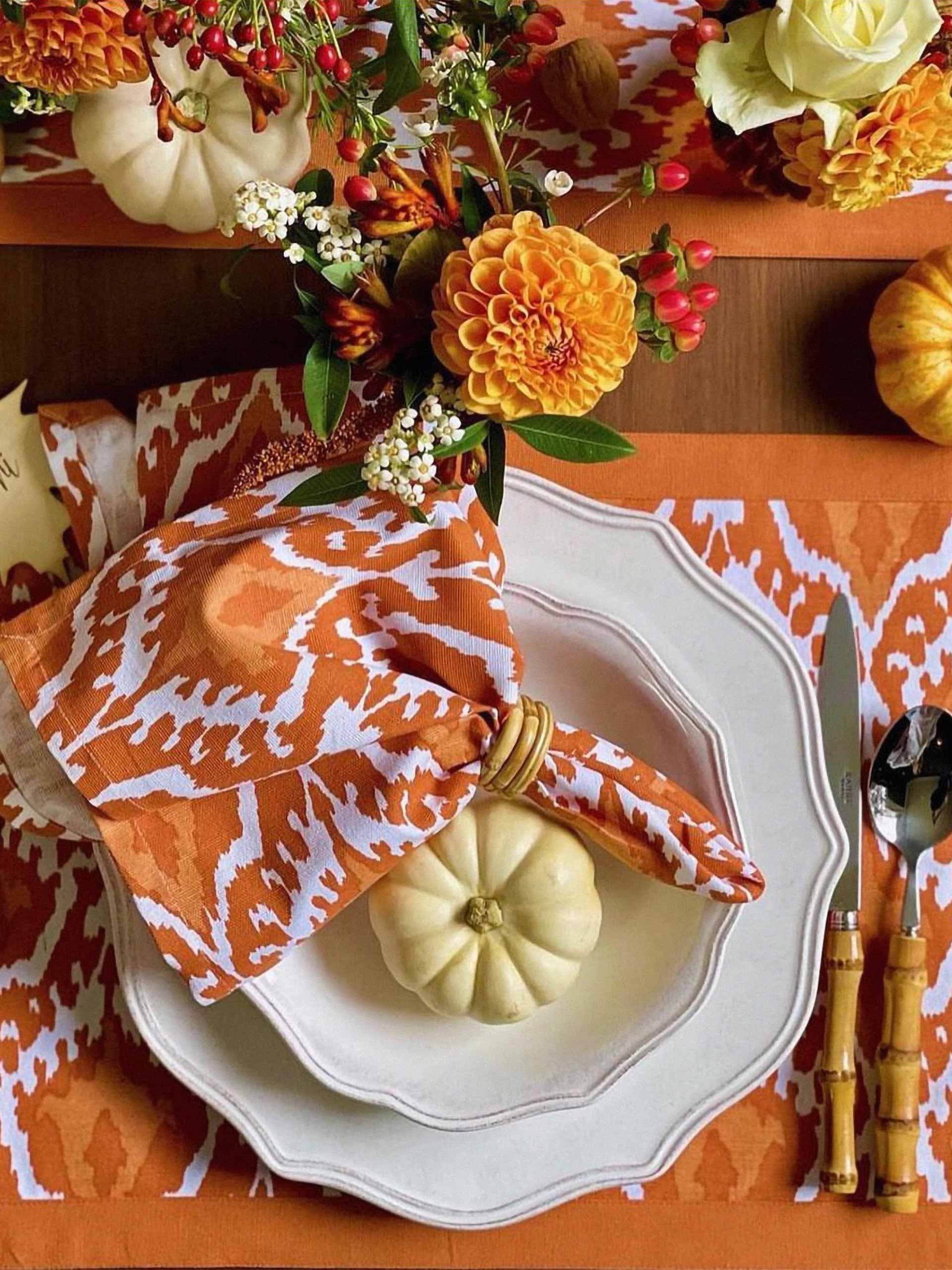 thanksgivingtable-holding-setting-pretty