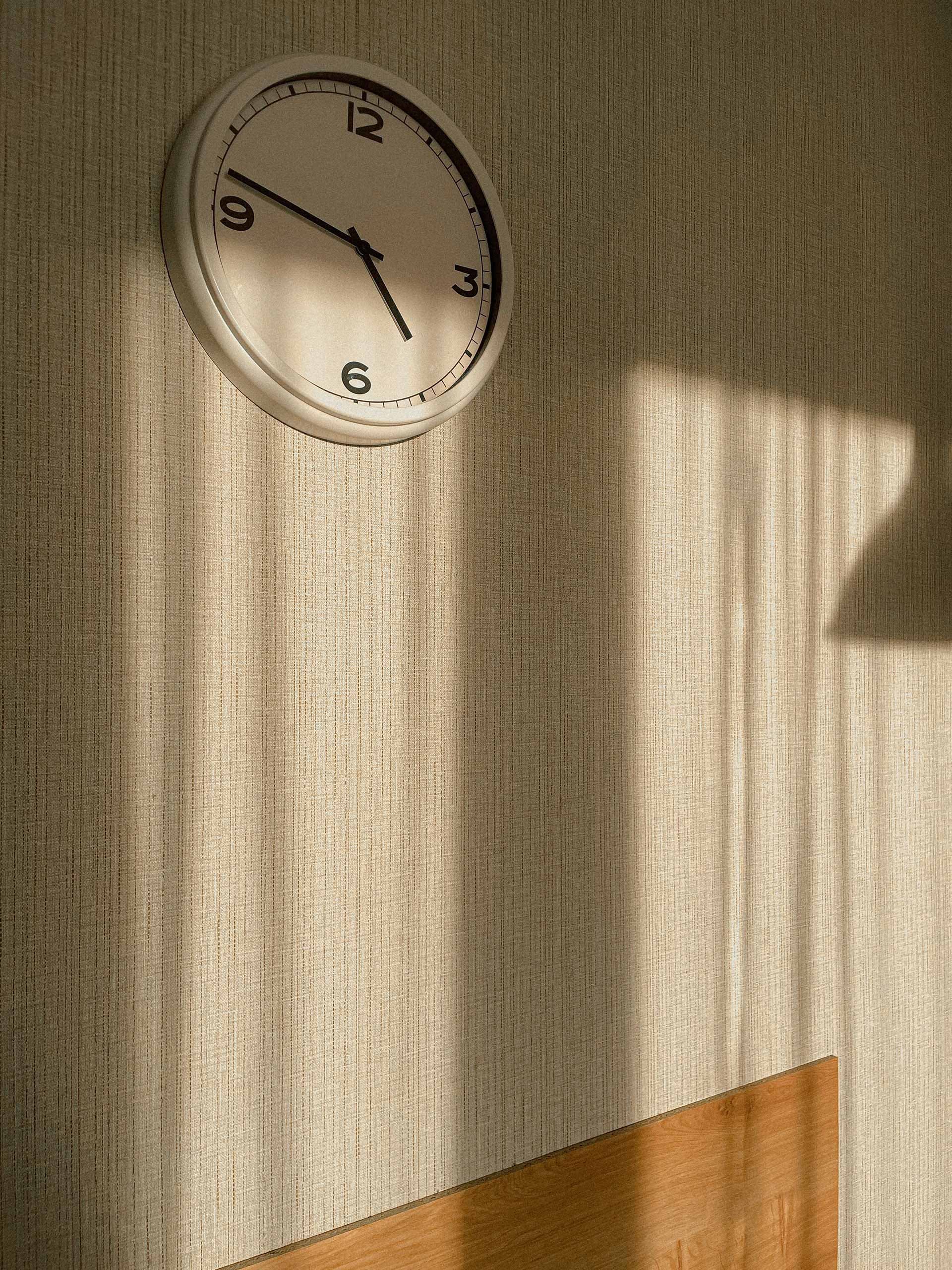 clocks-holding-alexander-butsko-unsplash