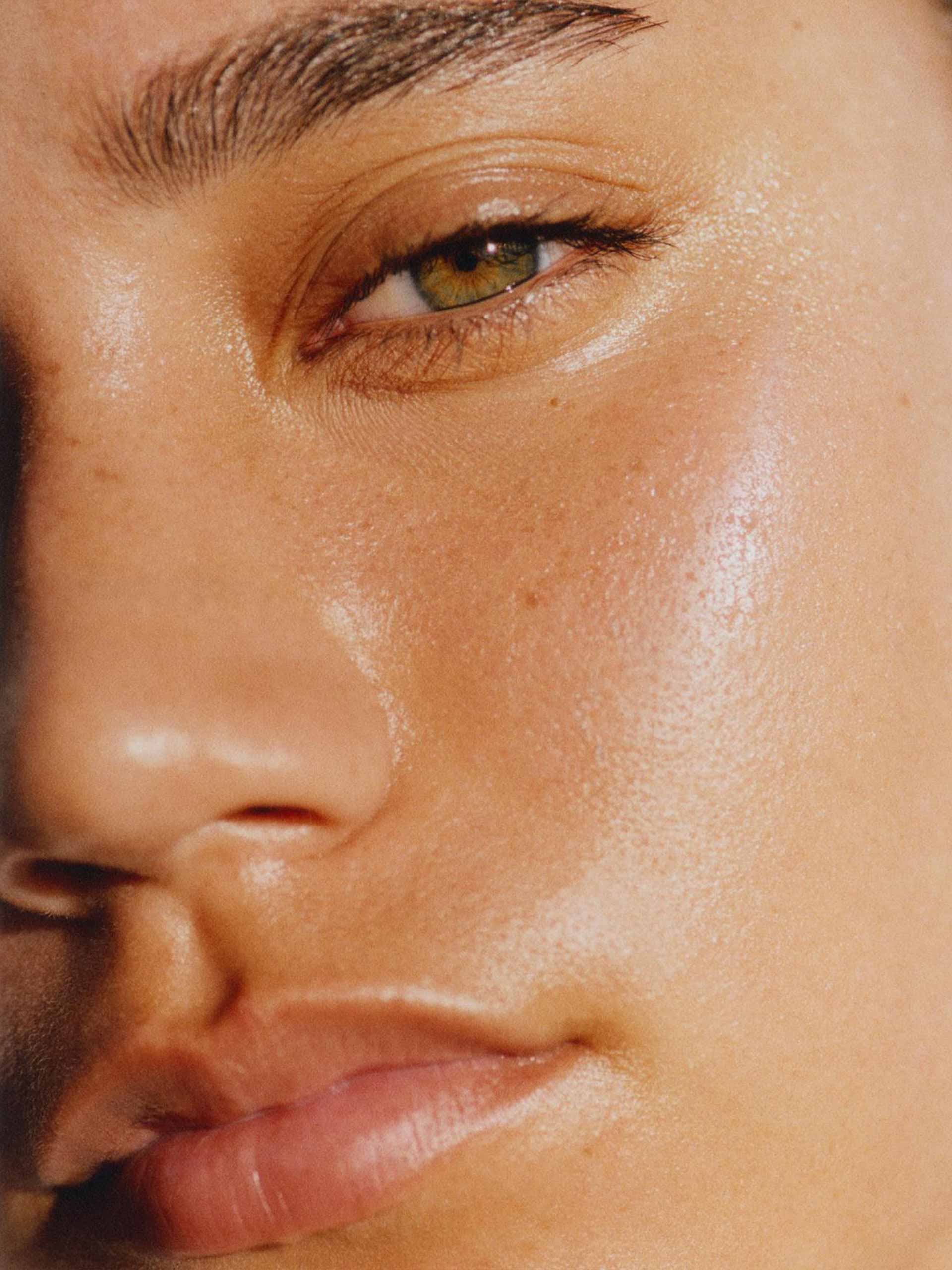 beauty-sun-holding-glossier