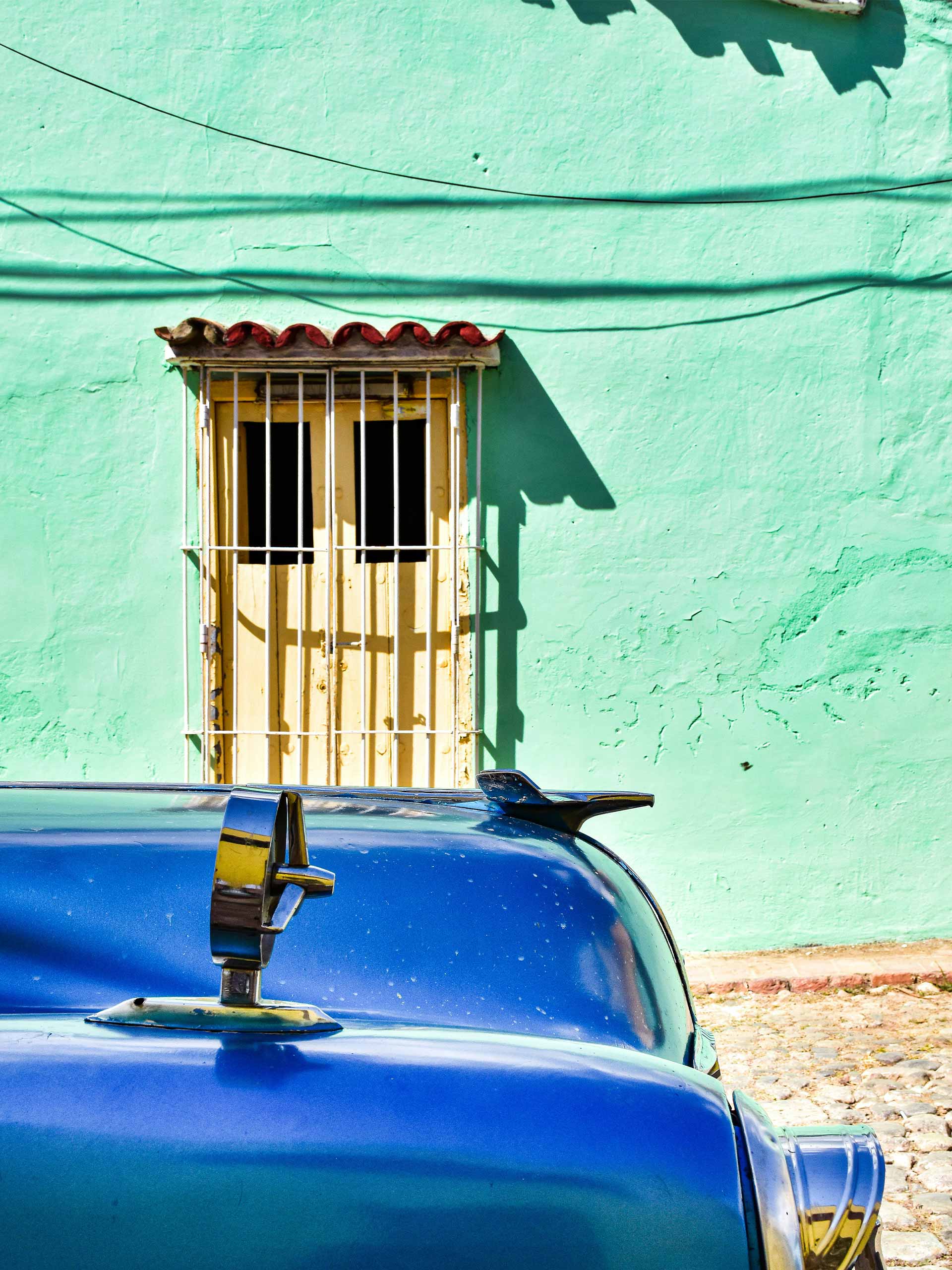 cuba-holding-axp-photography-unsplash