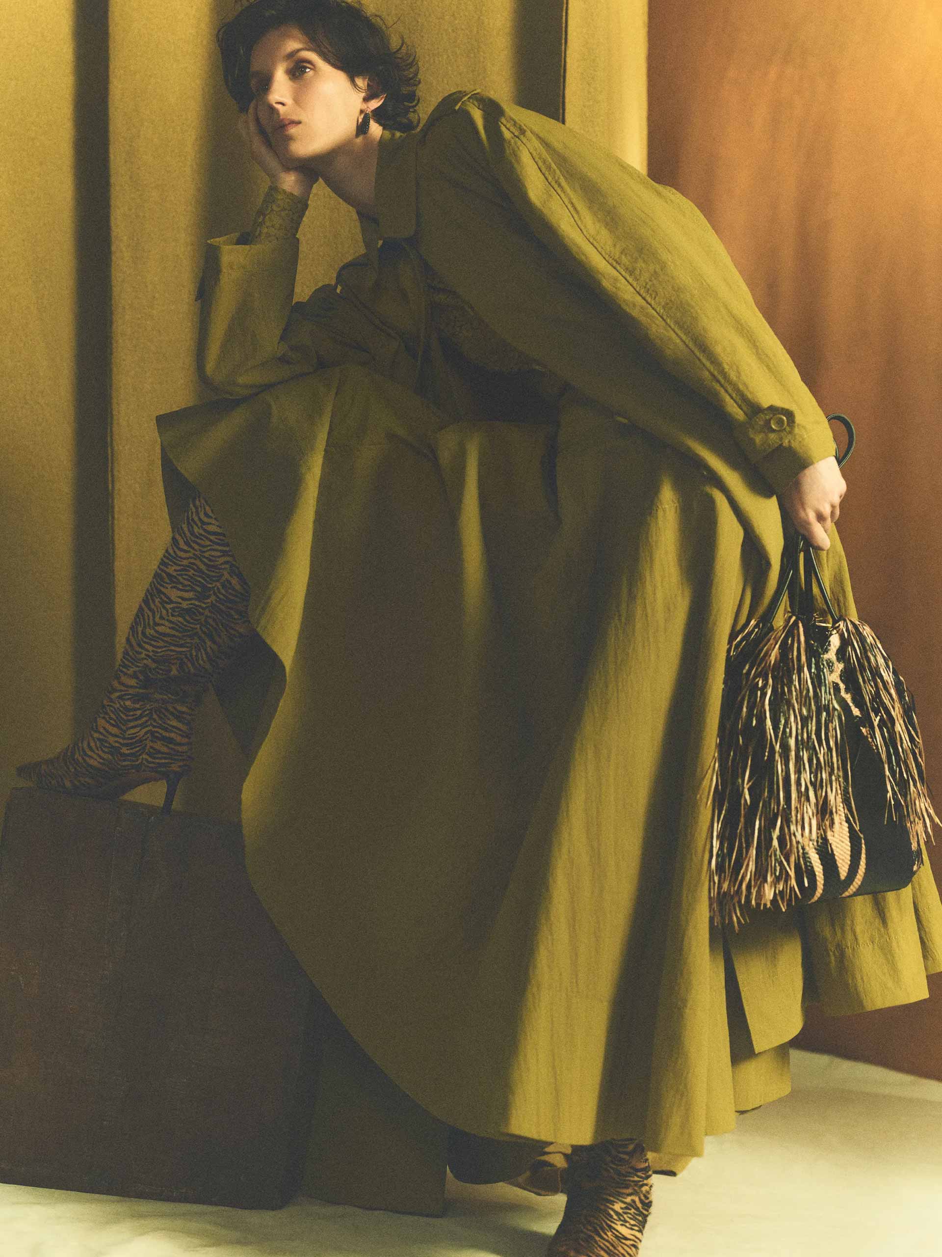 green-holding-ulla-johnson-prefall-25-annemarieke-van-drimmelen