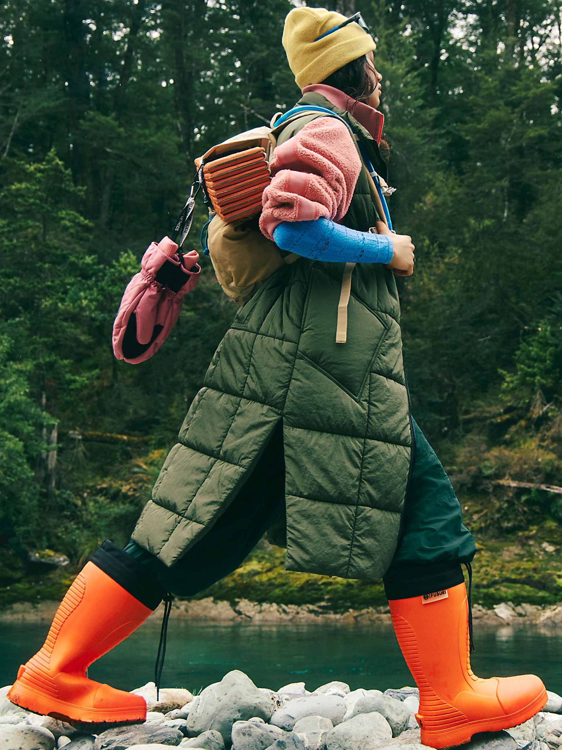 thegreatoutdoors-holding-freepeople